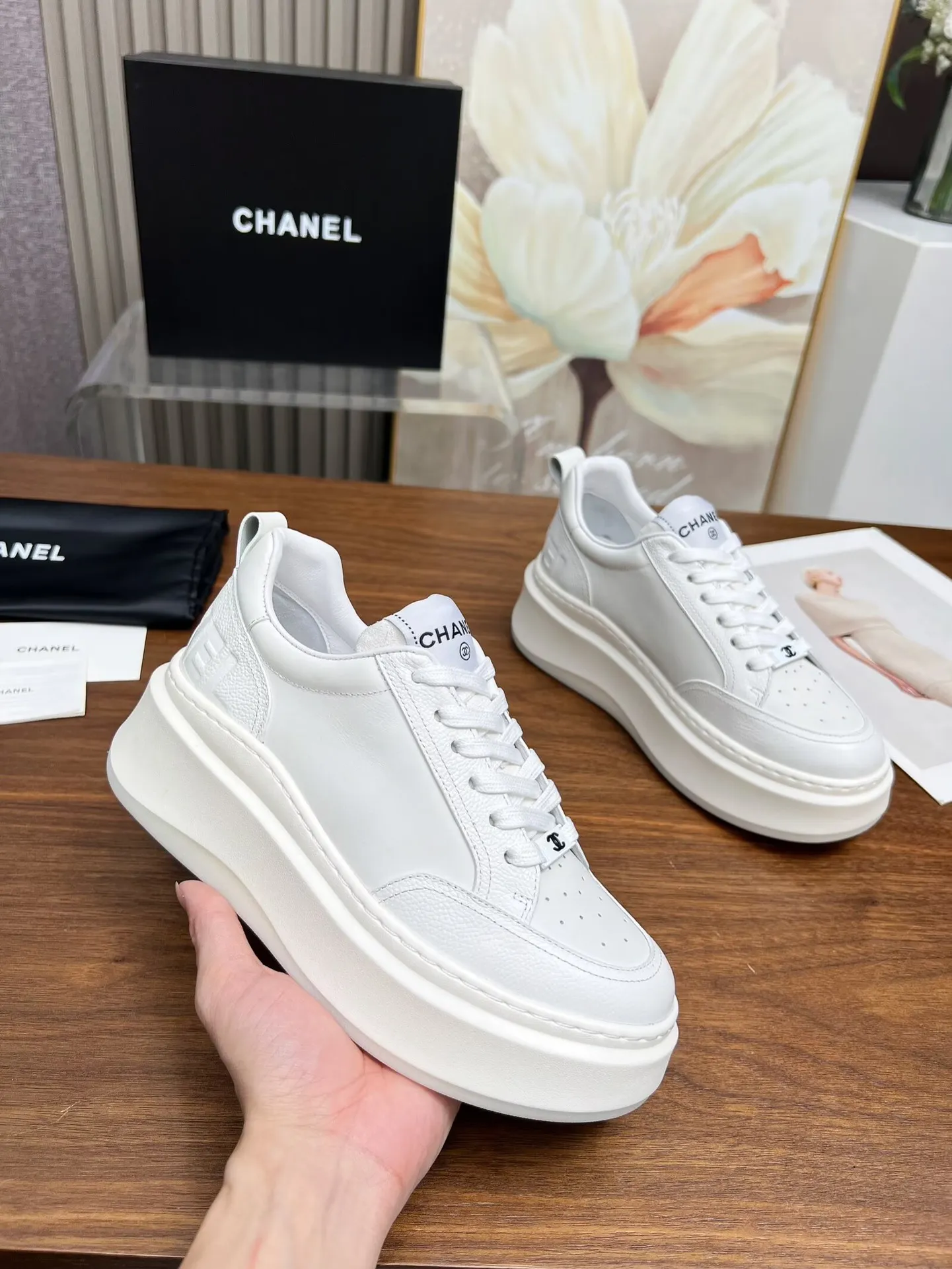 👟👟Ex-factory price 480👟👟 New Chanel panda color white shoes, currently super popular thick-soled shape, very versatile, long and slim legs, super comfortable on the feet, elongating the entire body proportion [strong] Fabric: imported first-layer cowhide🐂 Lining: sheepskin Foot pads: cowhide Code number: 34 to 41 (34 and 41 need to be customized) Packaging: with card, cloth bag Color: black, white, pink